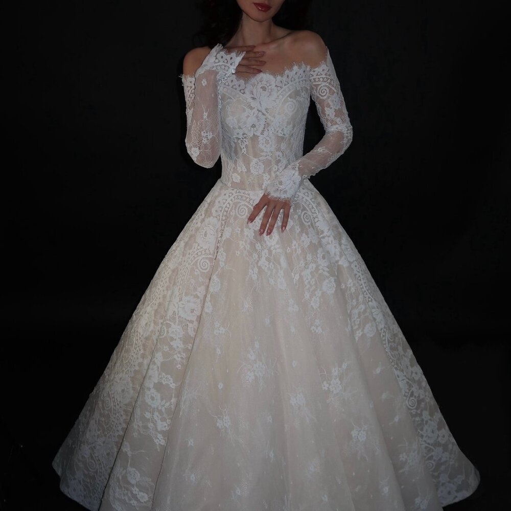 Preloved US 0 Anna Augusta Off-Shoulder Chantilly Lace Bridal Gown